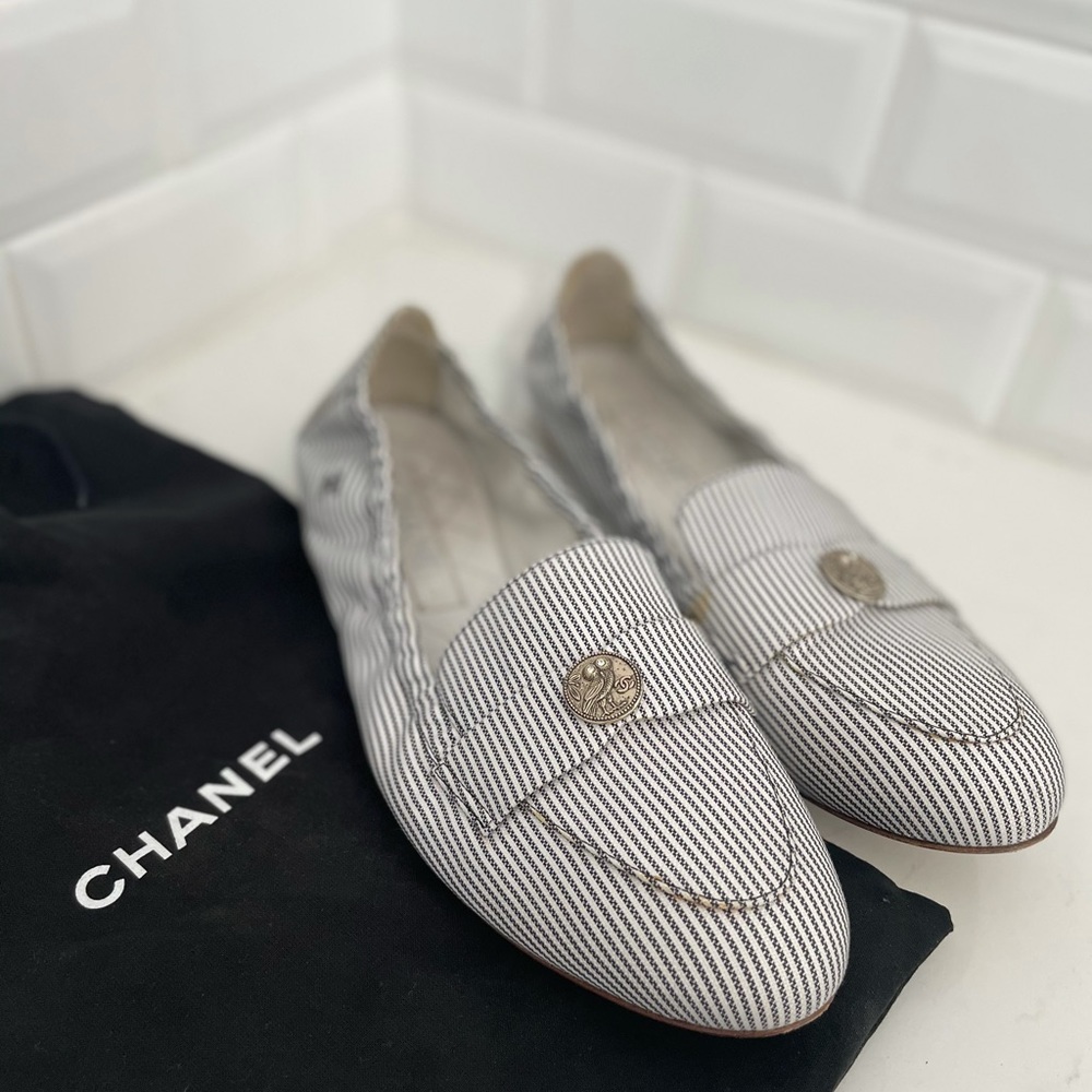 Chanel 18c BW striped Moccasins